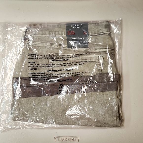 ❤️NWT VINTAGE TORRID SHORTS - BOYFRIEND VINTAGE STRETCH DENIM - PLUS SIZE - Picture 3 of 16